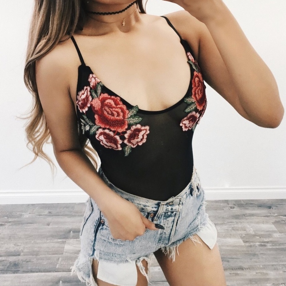 RESTOCKED🔃//rose appliqué bodysuit